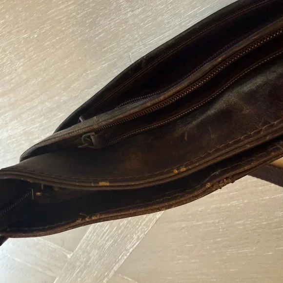 Classic Women's Crossbody Bag in Dark Brown Leather-Style - Picture 3 of 5